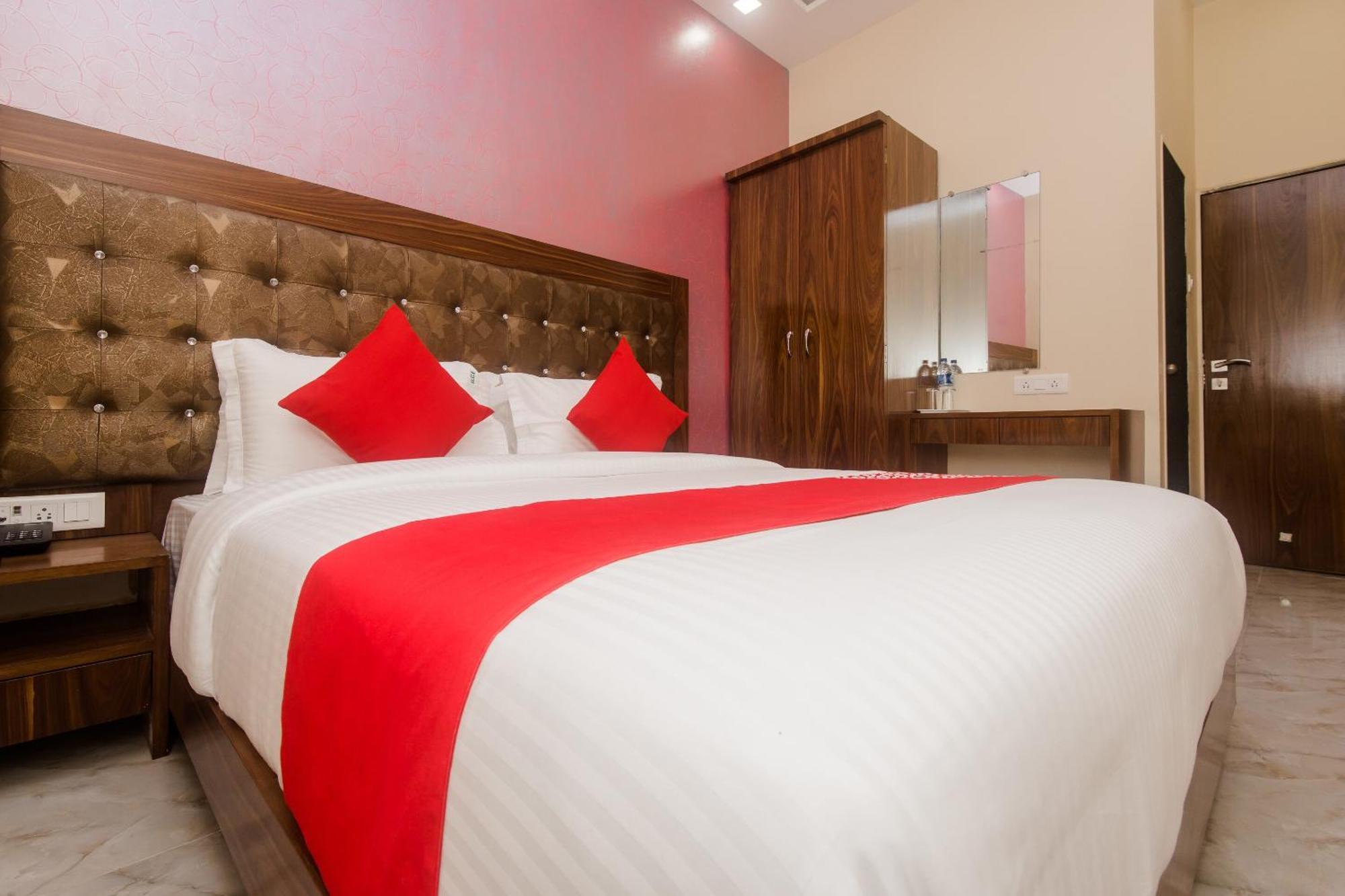 Hotel O Greenforest Near Airport Road Metro Station Мумбаи Экстерьер фото