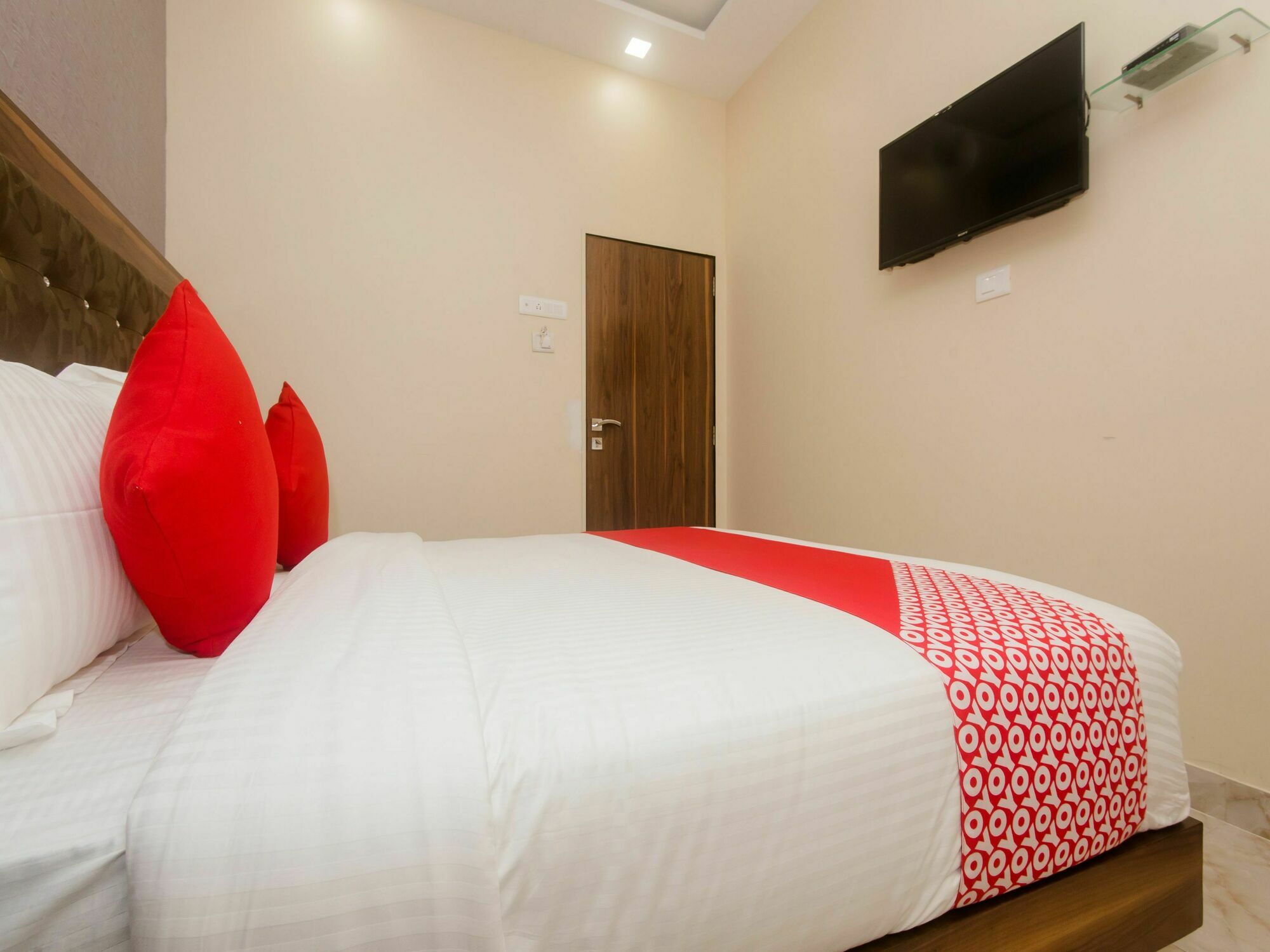 Hotel O Greenforest Near Airport Road Metro Station Мумбаи Экстерьер фото